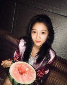 越南女星吃瓜图片,这反应太可爱了！