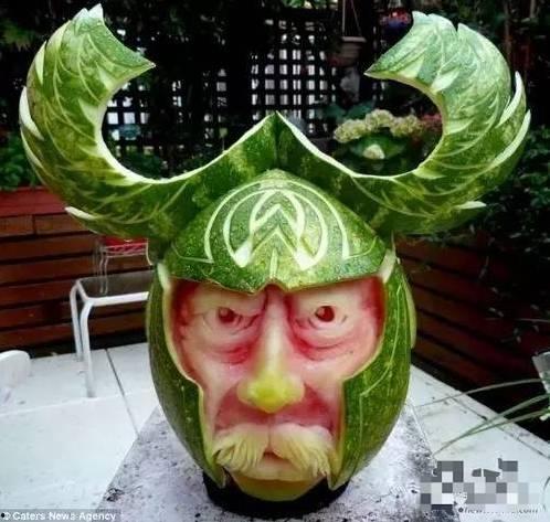 梦见别人送大圆瓜给我吃,圆瓜赠礼的神秘寓意